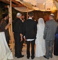 ככה כן בונים חופה: חופה של חברים