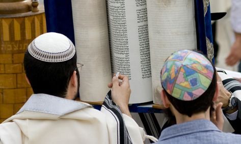 <b>הדגש בבית הכנסת הוא על טקס העליה לתורה (צילום: shutterstock)</b>